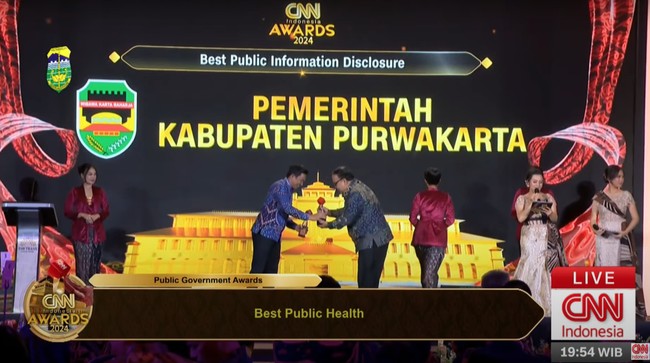 Pemkab Purwakarta menerima penghargaan untuk kategori Best Public Health dan Best Public Information Disclosure pada CNN Indonesia Awards 2024, Selasa (17/9).