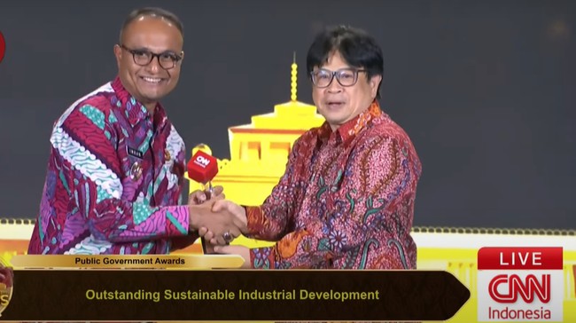 Pemkab Subang raih penghargaan Outstanding Sustainable Industrial Development dalam ajang CNN Indonesia Awards di Bandung, Selasa (17/9).