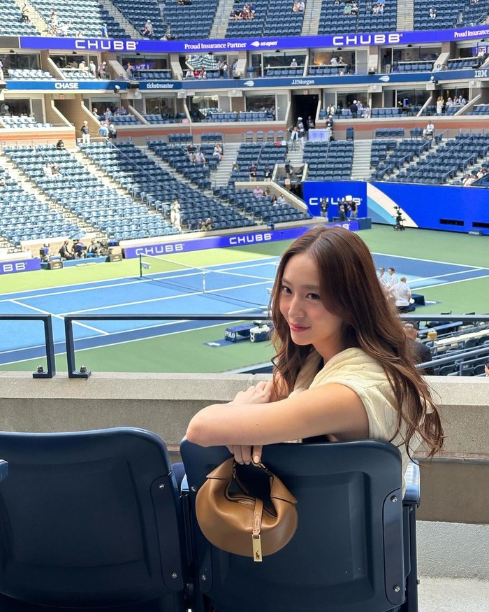 Polo Ralph Lauren kembali menjadi Official Outfitter resmi US Open untuk ke-19 kalinya berturut-turut sejak tahun 2005. Selain staf turnamen, para selebriti yang hadir pun memakai pakaian karya perusahaan fesyen itu. / Foto: instagram.com/vousmevoyez