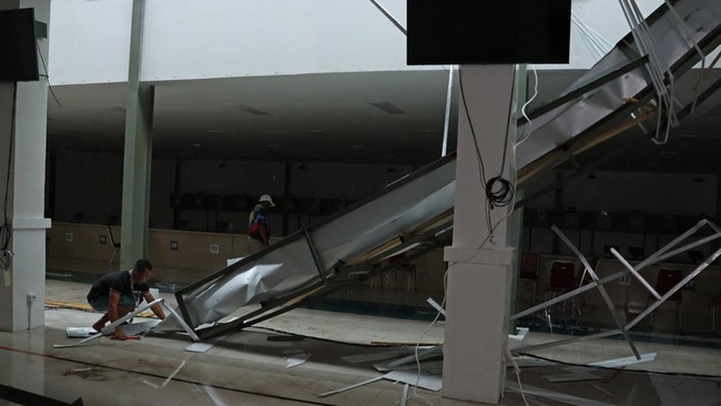Atap venue cabor menembak PON 2024 ambruk karena hujan deras pada Selasa (17/9). Tak ada korban jiwa dalam insiden ini.