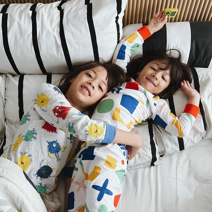 <p>Dalam sebuah unggahan, terlihat pula Bjorka dan Mars saling berpelukan ketika berada di atas tempat tidur. Gemas banget ya, Bunda. (Foto: Instagram: @sabaidieter)</p>