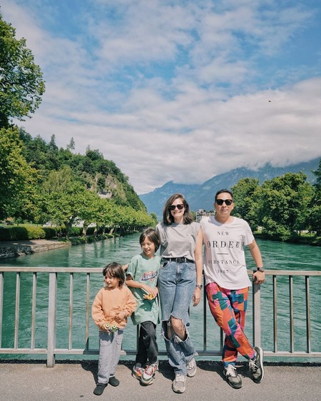 Kampir eshakdagi yigitga berdi