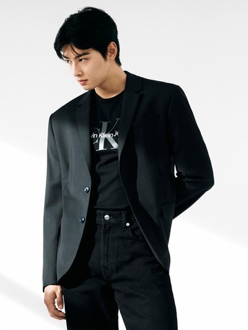 5 Potret Cha Eunwoo ASTRO untuk Calvin Klein Studio, Pancarkan Aura Mahal!
