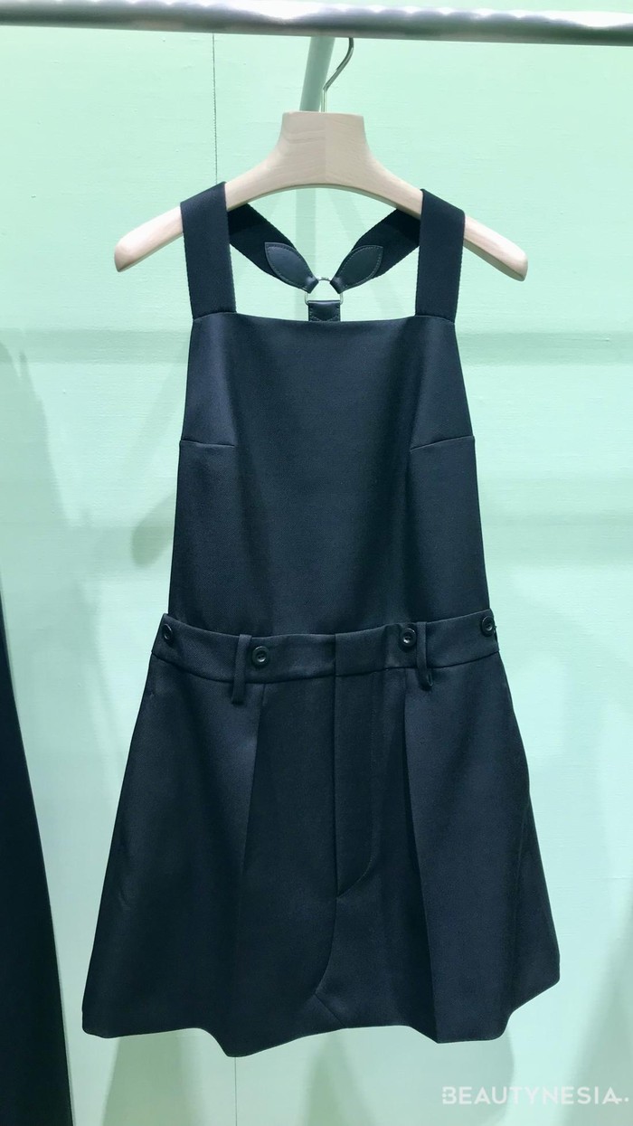 Warna-warni netral, seperti hitam, putih, beige, dan coklat mendominasi koleksi Fall/Winter kali ini. Desain pragmatis tapi tetap fun dengan potongan tailored/ Foto: Dok. Beautynesia