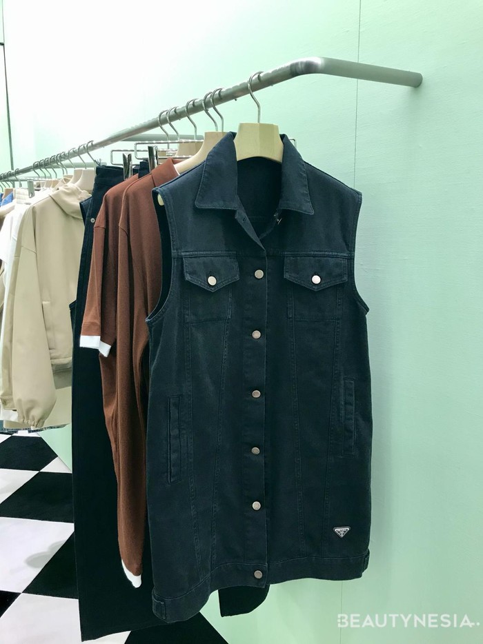 Walaupun ada beberapa produk yang sudah tersedia sejak musim sebelumnya, ada tambahan fashion items baru yang segar. Contohnya adalah produk denim hitam dengan kancing keemasan dengan emboss logo Prada/ Foto: Dok. Beautynesia