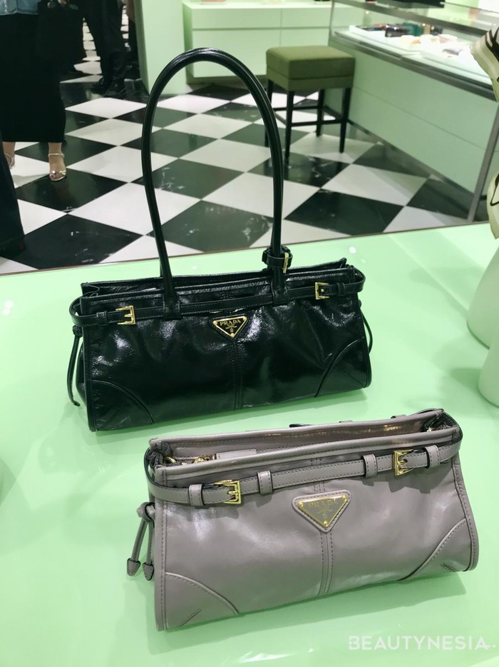 Buckle bag masih dijumpai pada koleksinya. Namun ada tas baru yang lebih edgy untuk menyertai look musim gugur, yaitu shoulder bag leather dengan bentuk east-west bag/ Foto: Dok. Beautynesia