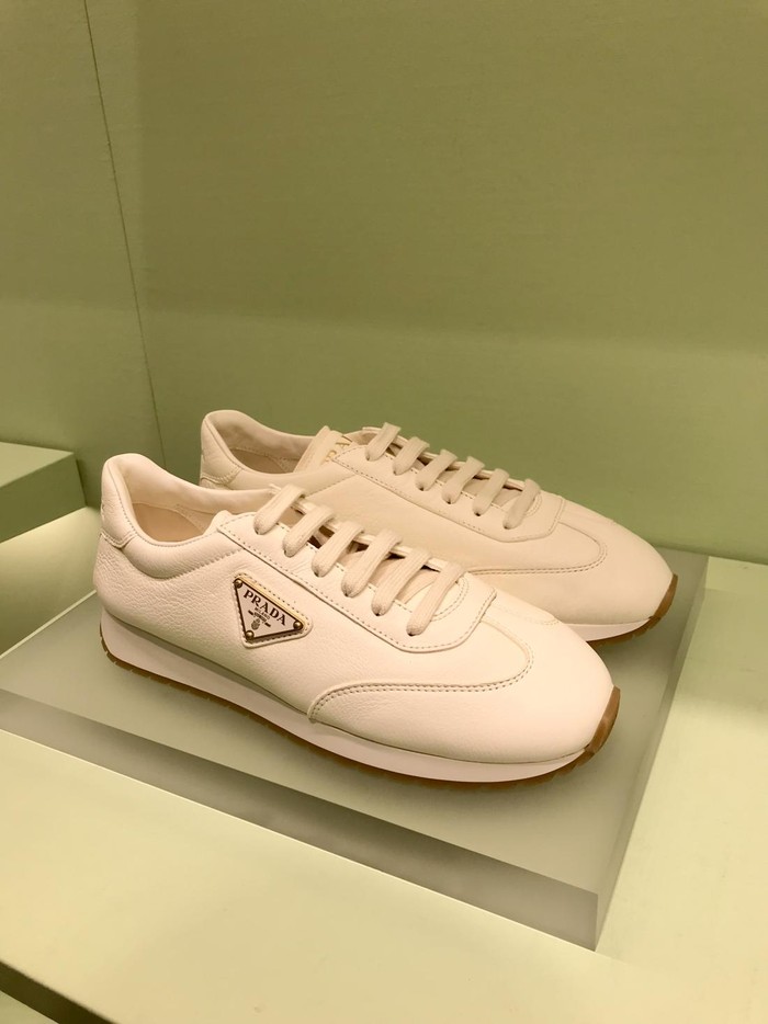 Dari ranah sepatu, tersedia berbagai macam varian yang dibuat menggunakan material populer musim gugur. Sneakers, misalnya. Selain leather, tersedia varian sneakers dalam material suede/ Foto: Dok. Beautynesia