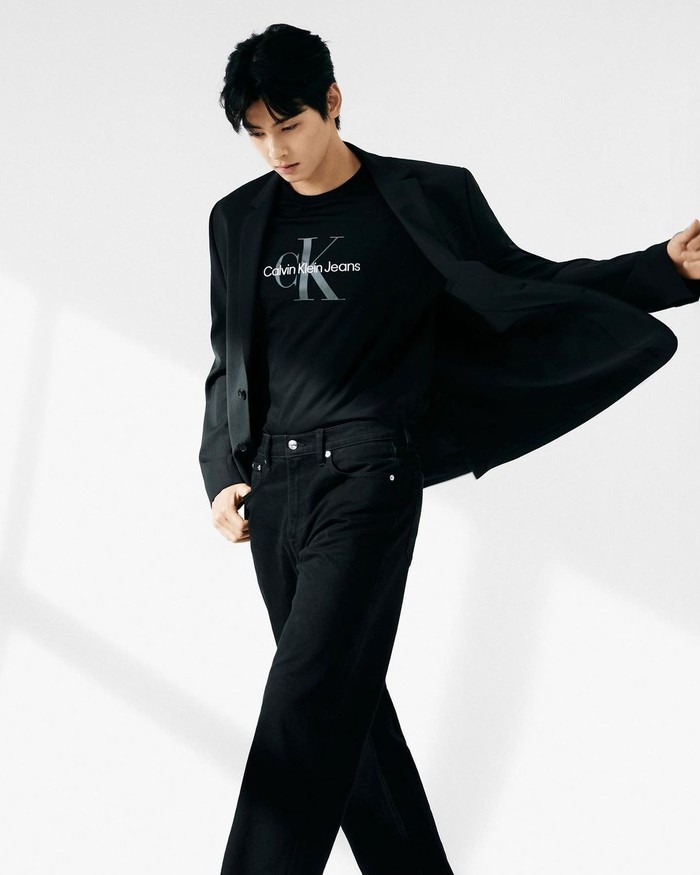 Punya aura ‘mahal’, Cha Eunwoo ASTRO dinilai cocok memperagakan baju-baju yang ia kenakan dalam campaign ini. Pasalnya, tampilan classy idol K-Pop itu berbalut koleksi Calvin Klein Studio sukses memikat hati penggemar. / Foto: instagram.com/calvinklein
