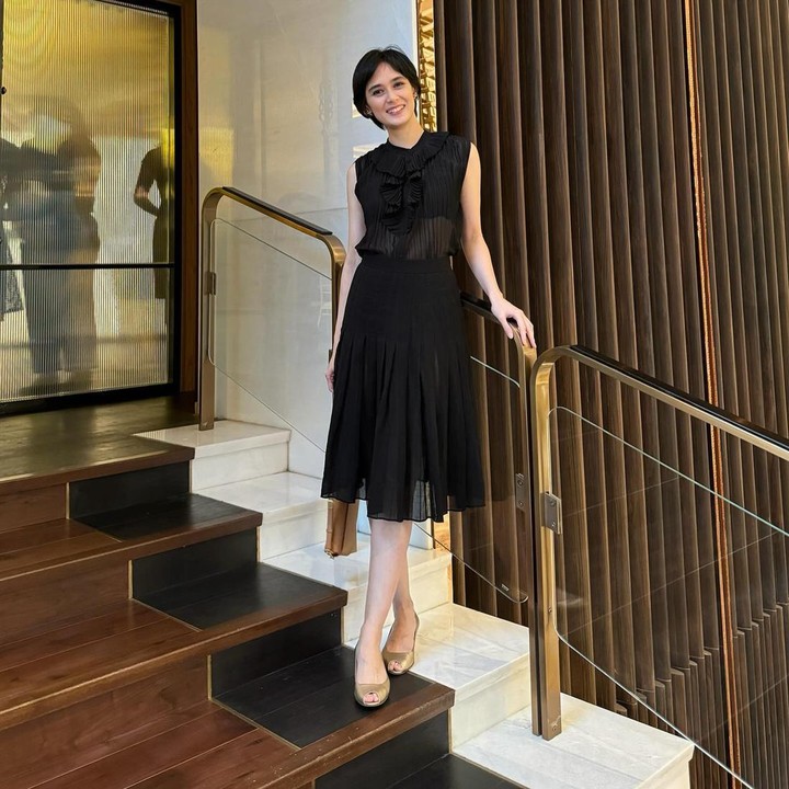 <p>Penampilan Renata Kusmanto dengan gaya rambut pixie cut sontak mencuri atensi warganet. Tak sedikit yang memuji hingga menyebutnya seperti artis Barat. "Kak Ren model rambutnya keren," ucap @veera_r****. "Audrey Hepburn versi Indonesia," kata @kartikas_montblan******** (Foto: Instagram @renata711)</p>