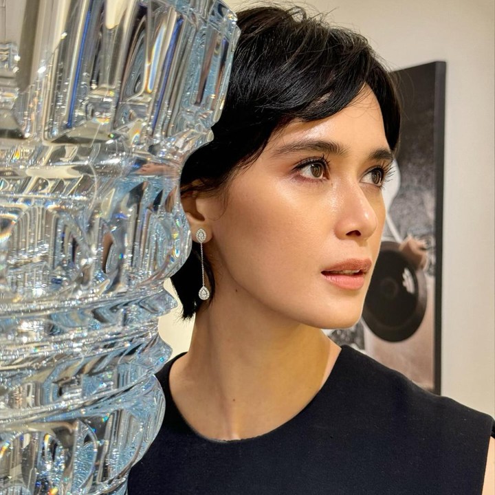 <p>Gaya rambut Renata semakin memesona dengan tambahan aksesori berupa sepasang anting panjang yang menjuntai di telinganya. (Foto: Instagram @renata711)</p>