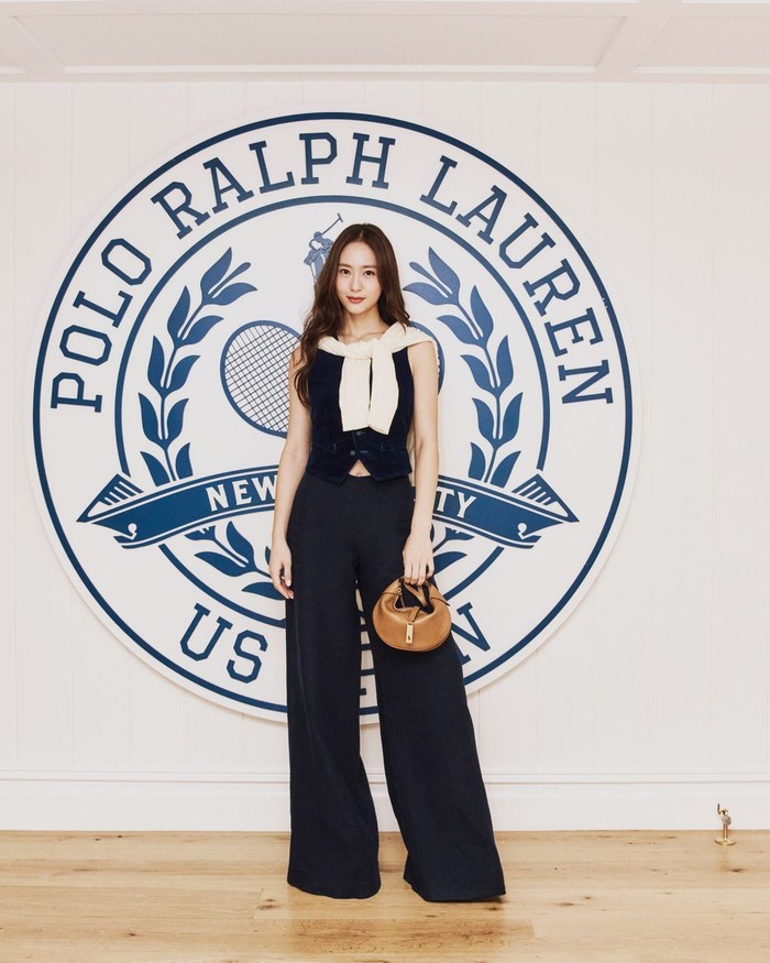 Salah satu bintang yang hadir ialah personel f(x), Krystal Jung. Aktris dan penyanyi Korea-Amerika ini ikut menyaksikan pertandingan final tunggal putra 2024 US Open di Kota New York pada 8 September 2024 waktu setempat. / Foto: instagram.com/ellekorea