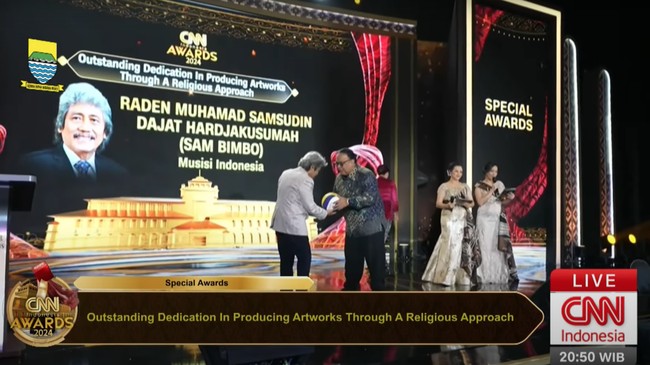 Sam Bimbo dianugerahi penghargaan Outstanding Dedication in Producing Artworks dalam ajang CNN Indonesia Awards di Bandung, Selasa (17/9).