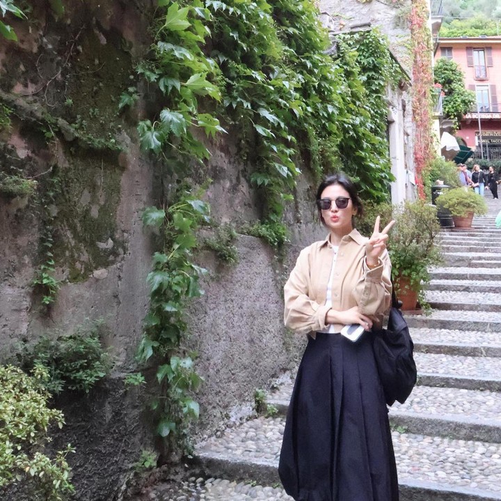 <p>Saat berlibur di Italia, Song Hye Kyo tampil modis mengenakan padu padan <em>outfit</em>-nya. Di salah satu foto, ia membagikan potret OOTD saat memakai <em>outer</em> kemeja cokelat dan <em>midi skirt</em> bersiluet <em>A-line.</em> (Foto: Instagram @kyo1122)</p>