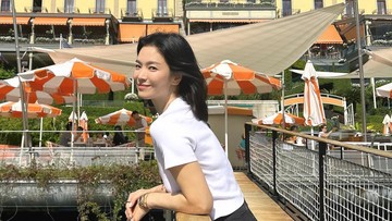 5 Potret Outfit Song Hye Kyo Liburan di Como Lake Italia