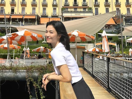 5 Potret Outfit Song Hye Kyo Liburan di Como Lake Italia