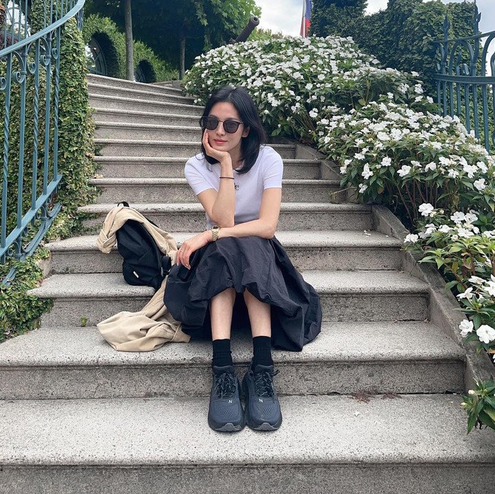 <p>Song Hye Kyo melengkapi <em>outfit</em> tersebut dengan sepatu <em>sneakers</em> dan kaus kaki berwarna hitam. Tak lupa, ia juga mengenakan <em>sunglasses</em> agar tampak lebih trendi. (Foto: Instagram @kyo1122)</p>