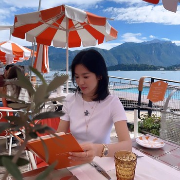 Song Hye Kyo Berbagi Kehidupan Sehari-hari yang Santai di Lake Como