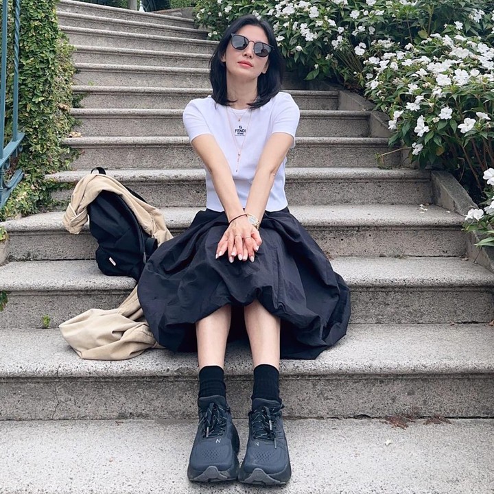 <p>Tampil <em>stylish</em> bak ABG, aktris berusia 42 tahun ini memamerkan <em>outfit</em>-nya yang bernuansa hitam putih ketika berpose di tangga. Kombinasi <em>t-shirt</em> dan <em>midi skirt</em> membuatnya tampil <em>chic</em> dengan sentuhan kasual. (Foto: Instagram @kyo1122)</p>
