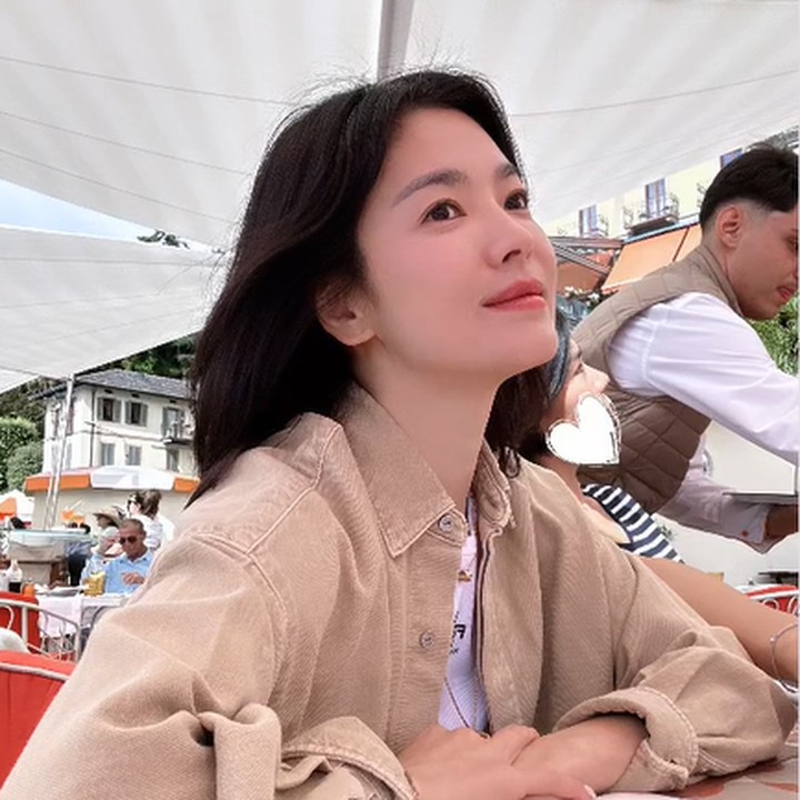 <p>Song Hye Kyo kembali membagikan potret terbarunya. Ia tengah menghabiskan waktu liburan di Italia, Bunda. Bintang drakor <em>My Glory</em> ini mengunjungi Danau Como yang menjadi salah satu objek wisata populer di sana. (Foto: Instagram @kyo1122)</p>