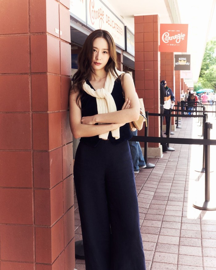 Tampil modis dalam balutan busana kasual, outfit head-to-toe serba Polo Ralph Lauren Krystal Jung saat menghadiri 2024 US Open lagi-lagi mencuri perhatian publik, terbukti dari banyaknya komentar positif yang ia terima. / Foto: instagram.com/ellekorea