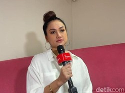 Tengku Dewi Tetap Gugat Cerai Andrew Andika