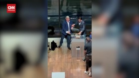 VIDEO: Detik-detik Cawalkot di Brasil Lempar Kursi ke Lawan saat Debat