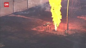VIDEO: Pipa Gas Alam di Texas Terbakar, Aliran Listrik Terputus