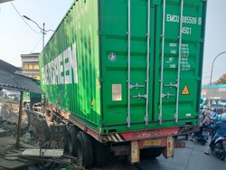 Truk Gangguan di Kolong Flyover Cakung Jaktim, Lalin Macet