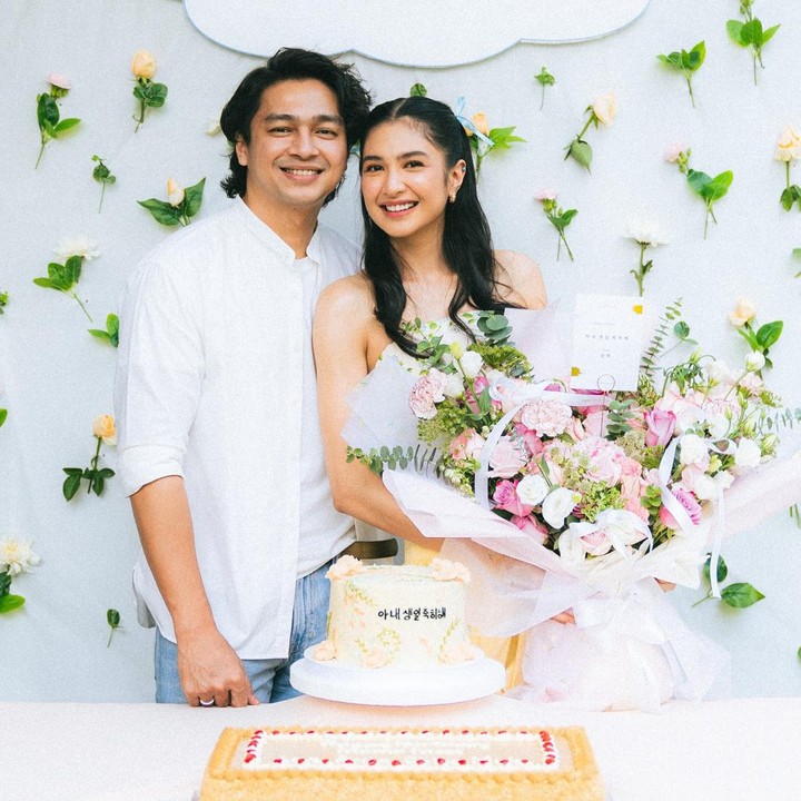 <p>Unggahan Mikha Tambayong pada hari ulang tahunnya juga dibanjiri oleh komentar rekan artis yang memberikan ucapan selamat untuknya, Bunda. "<em>Happy birthday</em> @miktambayong bahagia selalu," ucap @lunamaya. "<em>Happy birthday kitty</em>," kata @chelseaoliviaa. "<em>Happiest birthday to you</em> Mik," ujar @yukikt. (Foto: Instagram @miktambayong)</p>