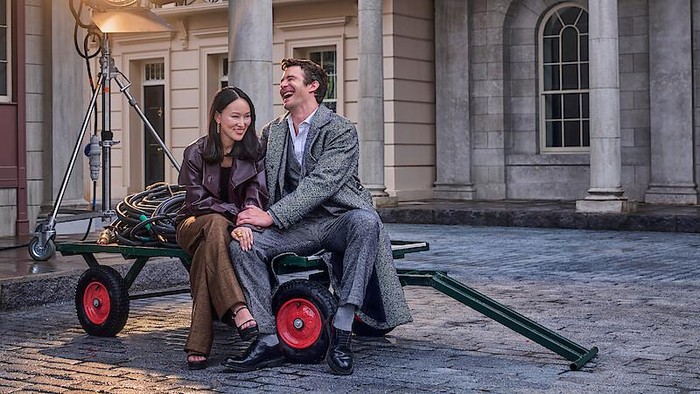 Cute! Bridgerton Bagikan Foto Manis Yerin Ha dan Luke Thompson, Ada Kabar Terbaru