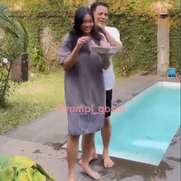 Gaya Sederhana Alleia Anak Ariel NOAH Saat Lihat Ayah Main Voli Disorot