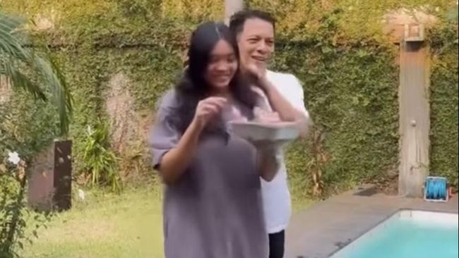 Gaya Sederhana Alleia Anak Ariel NOAH Saat Lihat Ayah Main Voli Disorot