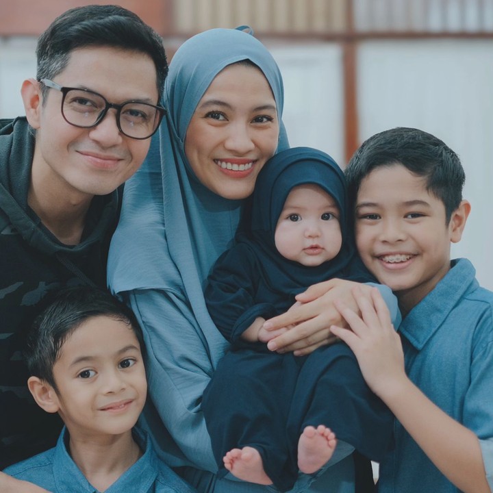 <p>Aktris Alyssa Soebandono melahirkan anak ketiga berjenis kelamin perempuan pada 22 April 2024. Sang putri yang diberi nama Aisyah Aulia Putri Harlino atau dipanggil Lia ini lahir dengan berat 3,67 kilogram (kg) dan panjang 48 sentimeter (cm). Kehadiran baby Lia menambah kebahagiaan Alyssa dan suaminya Dude Harlino yang sebelumnya telah dikaruniai dua anak laki-laki. (Foto: Instagram/@ichasoebandono)</p>