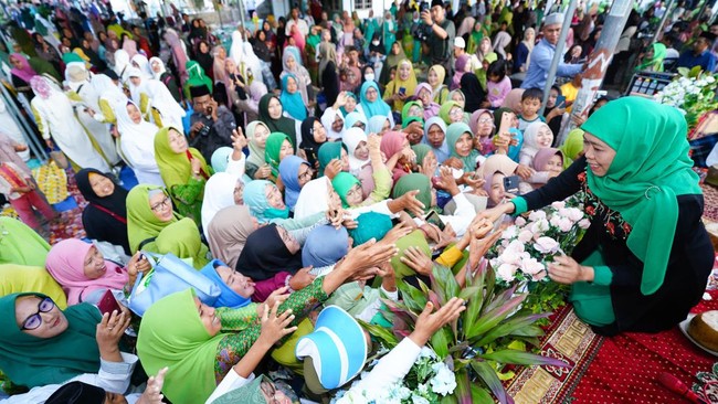 Ketua Umum PP Muslimat NU Khofifah Indar Parawansa meminta muslimat NU memperbanyak sedekah karena bisa membantu mengentaskan kemiskinan ekstrem.