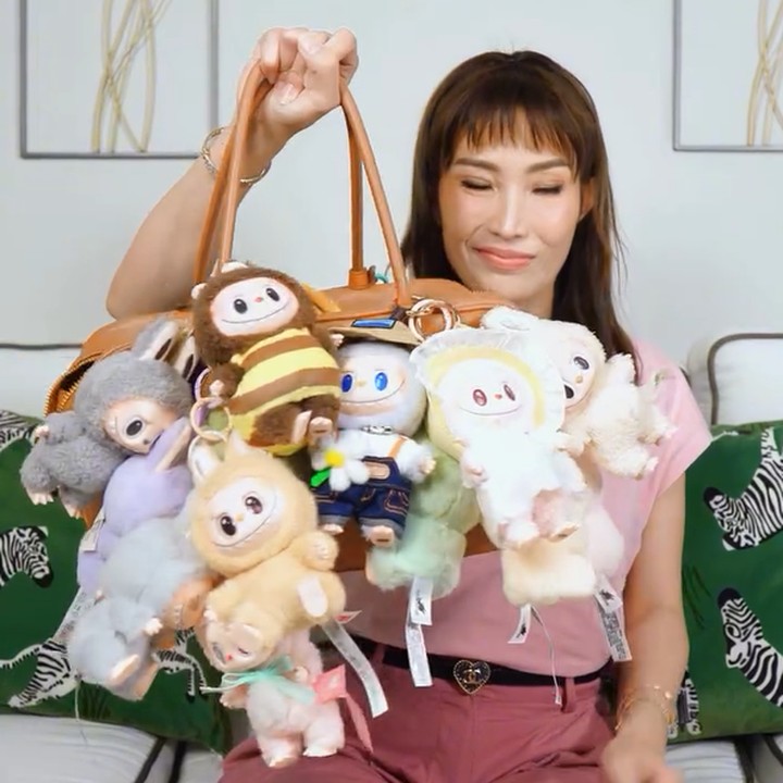 <p>Sementara itu, Ayu Dewi membuat video untuk memperlihatkan koleksi boneka Labubu yang terdiri dari berbagai macam seri dan warna. Ia menggantung semuanya di tas kulit berwarna cokelat. "Kan investasi buat anak cucu," ucapnya. (Foto: Instagram @mrsayudewi)</p>