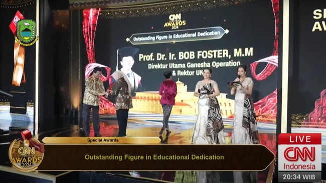Pendiri lembaga bimbingan belajar Ganesha Operation Bob Foster meraih penghargaan Outstanding Figure In Educational Dedication dalam acara CNN Indonesia Awards.