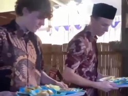 Happy 2 Bule Swiss Robin-Dominic Jadi Sinoman Saat Hajatan di Klaten