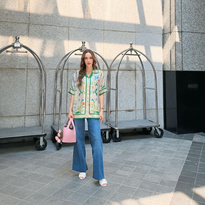 <p>Tampil modis dengan busana <em>colorful,</em> Cathy Sharon memperlihatkan boneka Labubu berwarna cokelat-pink yang senada dengan <em>handbag</em> miliknya. (Foto: Instagram @cathysharon)</p>