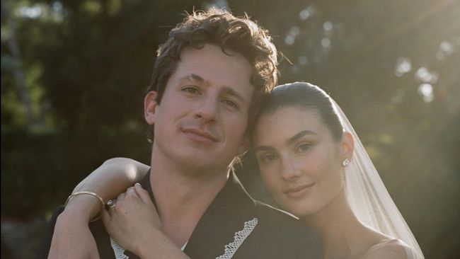 Charlie Puth resmi menikah dengan Brooke Sansone pada 7 September atau sekitar satu tahun setelah mereka mengumumkan pertunangan.