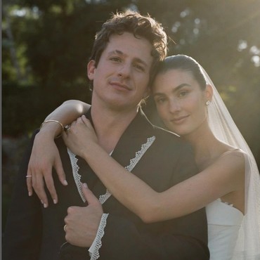Sempat Dirahasiakan, Charlie Puth Resmi Nikahi Brooke Sansone