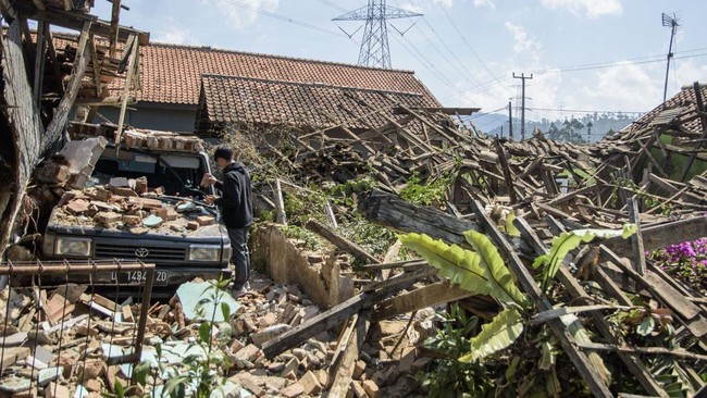 BPBD Jabar mencatat sebanyak 861 rumah penduduk terdampak gempa dan 450 orang mengungsi.