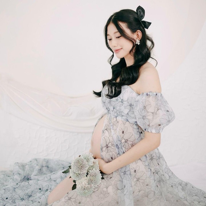 <p>Dalam maternity photoshoot ini, Desy tampil anggun mengenakan gaun bernuansa abu-abu bermotif bunga. Rambutnya dibiarkan tergerai dengan bagian atas diikat sebagian, membuat penampilan ibu hamil satu ini semakin anggun. (Foto: Instagram @desygenoveva_)</p>