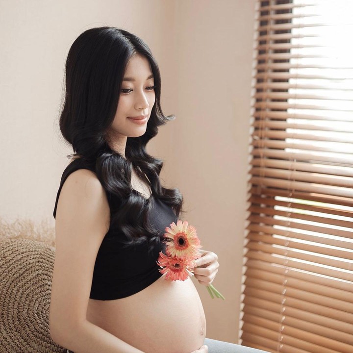 <p>Hampir dua bulan mengumumkan kehamilannya, Desy dan suami melakukan gender reveal. Desy diketahui akan segera dikaruniai seorang anak laki-laki, Bunda. Saat ini, usia kehamilan Desy sudah masuk trimester ketiga atau usia 32 minggu. Kita doakan semoga kehamilannya berjalan lancar sampai proses persalinan ya! (Foto: Instagram @desygenoveva_)</p>