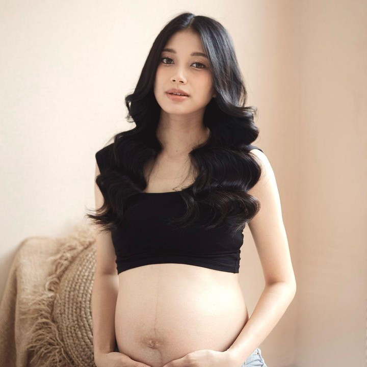 <p>Di foto kehamilan ini, Desy juga mengenakan pakaian crop top berwarna hitam yang dipadukan dengan celana jeans. Desy tampaknya ingin fokus memamerkan <em>baby bump</em> kehamilannya di <em>maternity photoshoot</em> ini. (Foto: Instagram @desygenoveva_)</p>