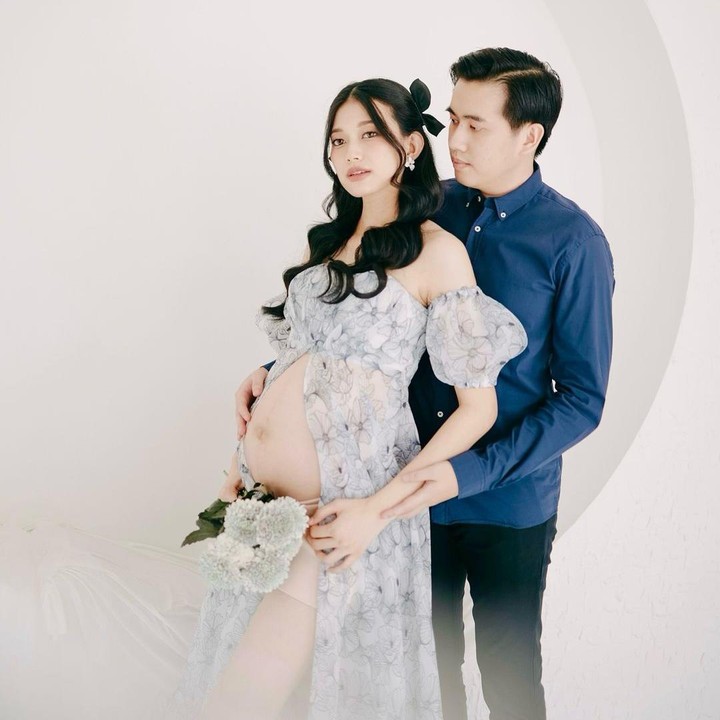 <p>Tak hanya tampil sendiri, Desy juga mengabadikan momen kehamilan pertama ini bersama suaminya, Kelvin Prasetya. Kelvin terlihat mengenakan kemeja berwarna biru yang dipadukan dengan celana hitam, membuat gayaya sangat serasi dengan sang istri yang mengenakan gaun. (Foto: Instagram @desygenoveva_)</p>