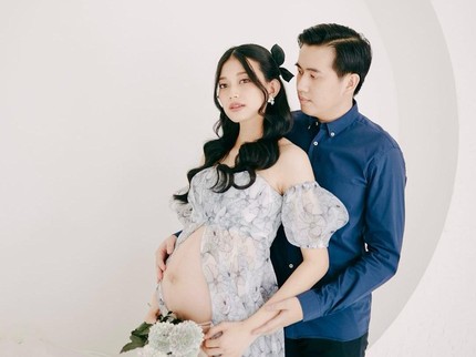 7 Potret Desy Eks JKT48 Tampil Anggun saat Maternity Shoot Anak Pertama