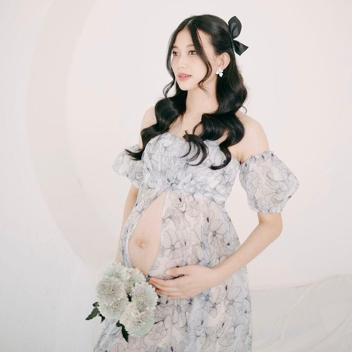 <p>Mantan anggota girlgrup JKT48, Desy Genoveva, sebentar lagi akan melahirkan anak pertamanya, Bunda. Baru-baru ini, Desy membagikan potret maternity photoshoot di akun media sosial miliknya. (Foto: Instagram @desygenoveva_)</p>