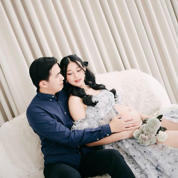 <p>Pada akhir April lalu, Desy pertama kali mengumumkan kabar kehamilan pertamanya ke publik. Perempuan 27 tahun ini mengunggah sebuah video untuk menyampaikan kabar bahagia tersebut ke suaminya. Sejak saat itu, Desy kerap membagikan kabar kehamilannya di media sosial. (Foto: Instagram @desygenoveva_)</p>