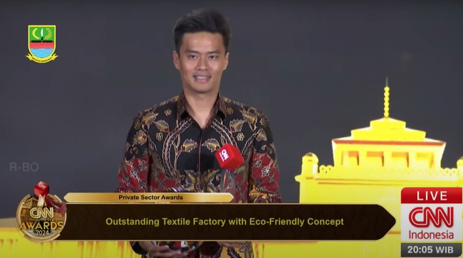 Family Sejati Abadi raih Outstanding Textile Factory with Eco-Friendly Concept dalam ajang CNN Indonesia Awards di Bandung, Selasa (17/9).