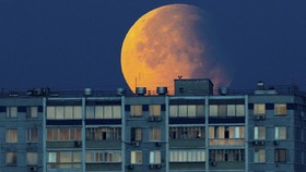 FOTO: Cantiknya Purnama Harvest Moon yang Muncul Kala Gerhana Sebagian